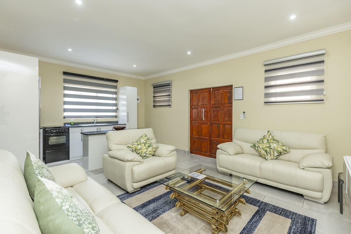 Presidential Villa | Area soggiorno | Smart TV, caminetto