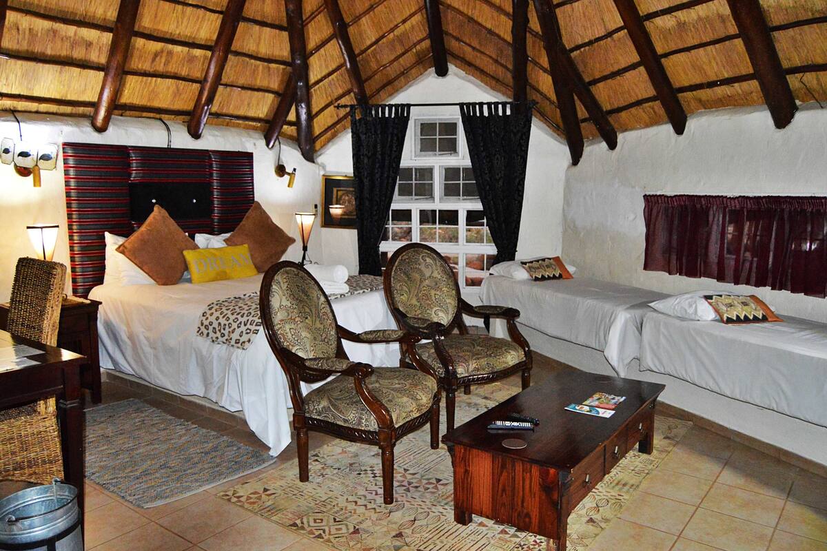 Moroccan Experience Villa | Ruang kerja komputer riba, seterika/papan seterika 