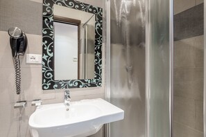 Double Room Single Use | Bathroom | Shower, free toiletries, hair dryer, bidet - Imperial Suite Rome Guest House (Rome)