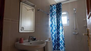 Quadruple Room | Bathroom