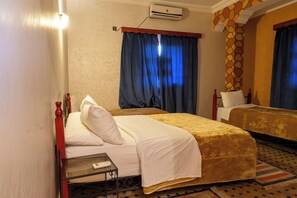 Ropa de cama de alta calidad y caja de seguridad en la habitación 