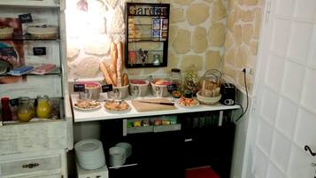 Daily buffet breakfast (EUR 15.50 per person)