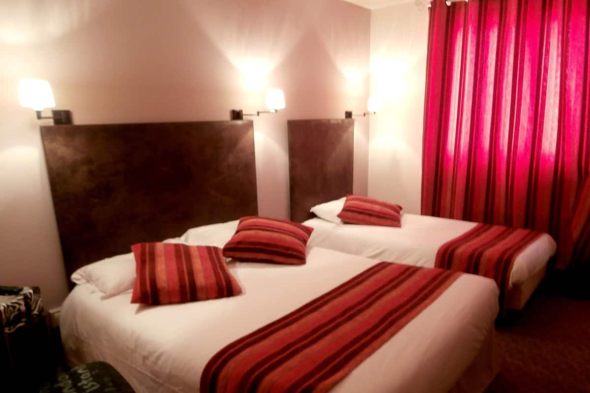 Triple Room | Premium bedding, desk, soundproofing, WiFi (free)