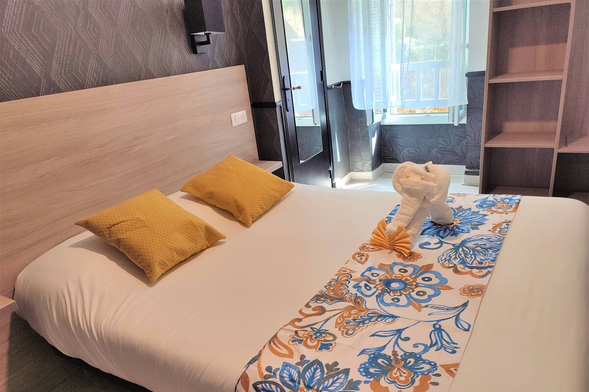 Desk, free WiFi, bed sheets
