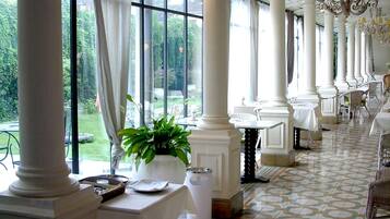 2 restaurants, lunch, dinner served; French cuisine