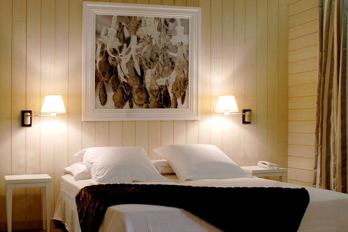 Desk, free cots/infant beds, rollaway beds, free WiFi