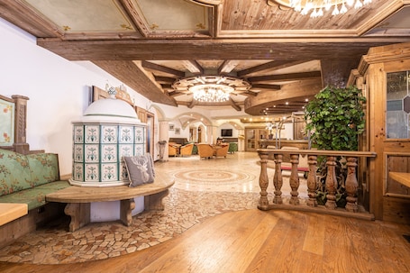 Lobby lounge. Soreghes