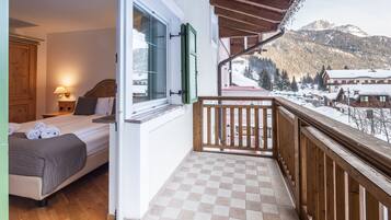 Superior Double Room | Minibar, in-room safe, desk, blackout curtains