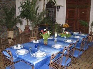 Outdoor dining - Riad Attarine (Fes)