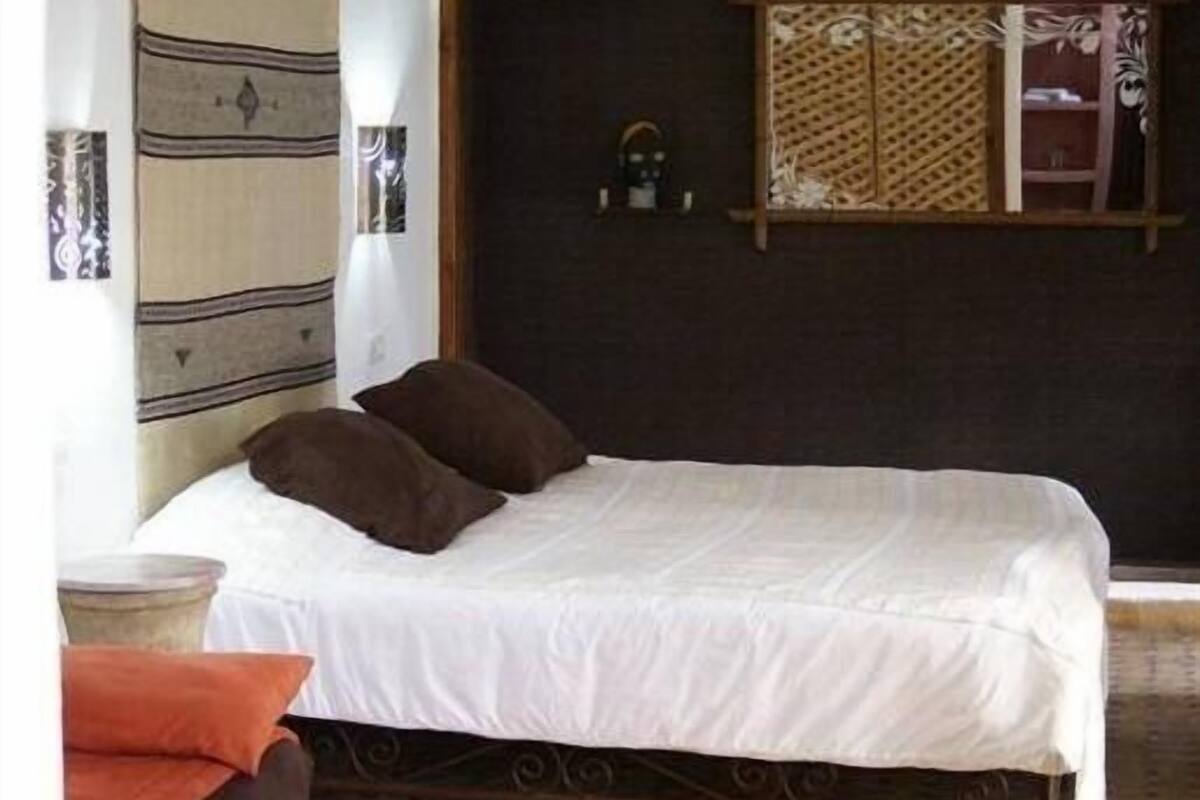 أغطية فراش متميزة وأسرّة سليكت كومفورت وخزنة داخل الغرفة ومكتب