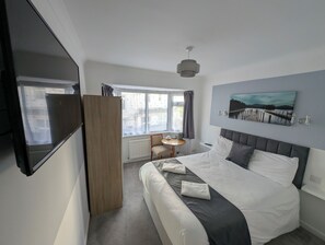 Tweepersoonskamer | Een bureau, een strijkplank/strijkijzer, gratis babybedden, gratis wifi