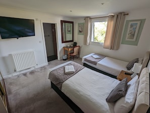 Tvåbäddsrum | Skrivbord, strykjärn/strykbräda, gratis barnsängar och gratis wi-fi