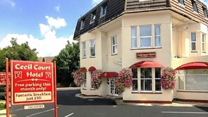 A hotel named Cecil Court Hotel with a sign offering free parking and breakfast for £10. - Cecil Court Hotel (Bournemouth)