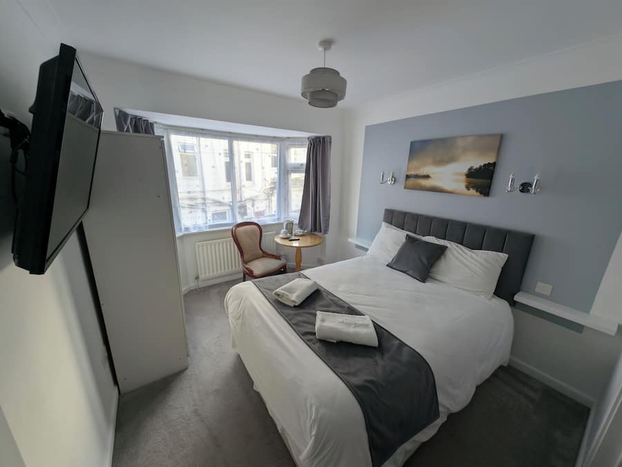 Escritorio, tabla de planchar con plancha y cunas gratuitas