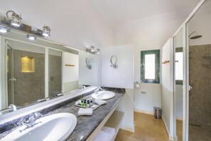Superior Double Room | Bathroom | Shower, rainfall showerhead, free toiletries, hair dryer