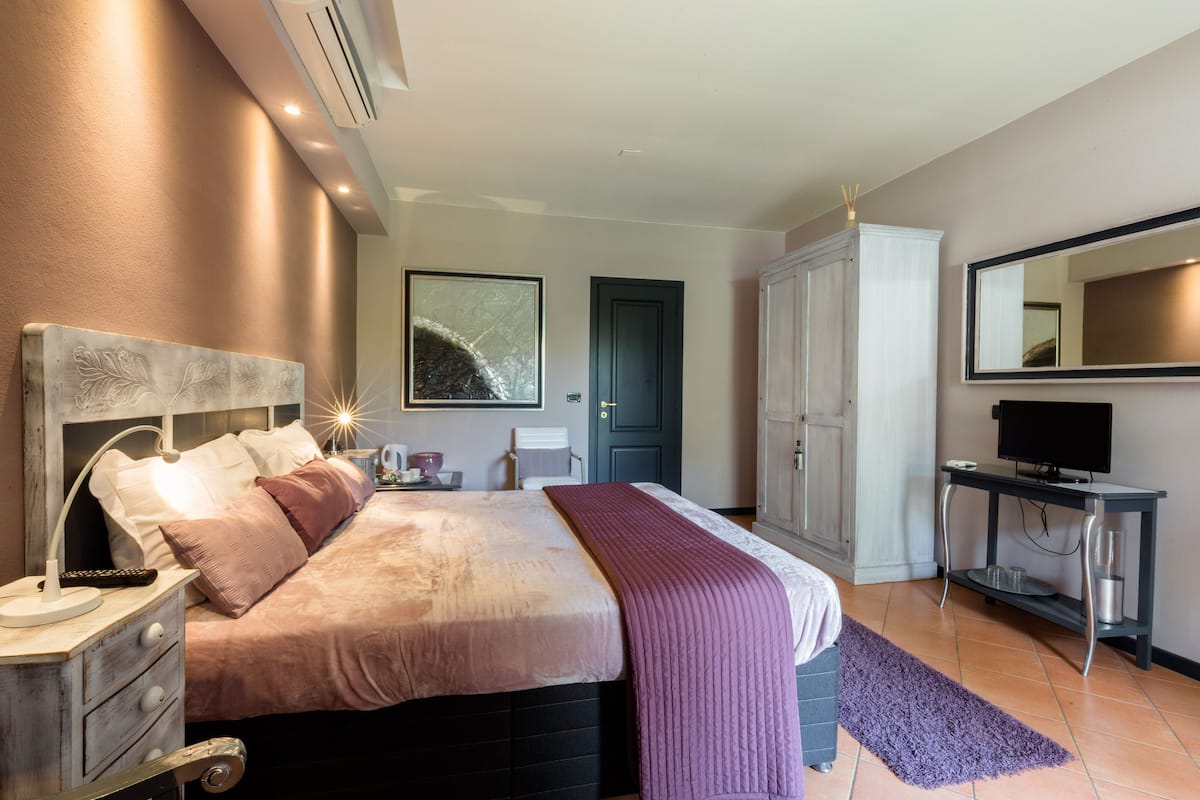 1 bedroom, Frette Italian sheets, down duvets, individually decorated