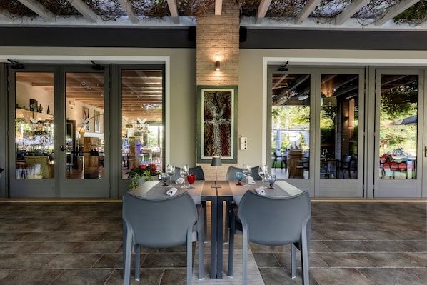 Breakfast, lunch, dinner served; Italian cuisine, garden views 