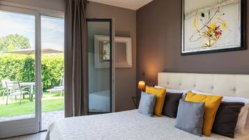 JUNIOR SUITE NATURE GIARDINO PRIVATO | Italialaiset Frette-lakanat, untuvapeitot, yksilöllisesti sisustettu