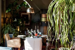 Petit déjeuner, déjeuner et dßner servis sur place, vue sur le jardin
