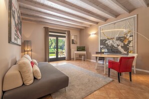 JUNIOR SUITE CHARME | Oppholdsområde | Flatskjerm-TV