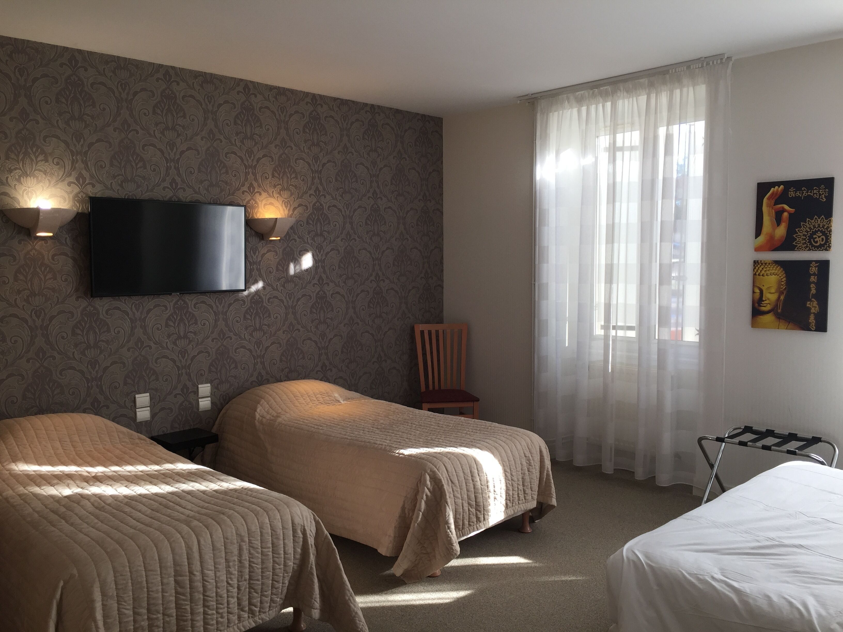 Desk, soundproofing, free WiFi, wheelchair access
