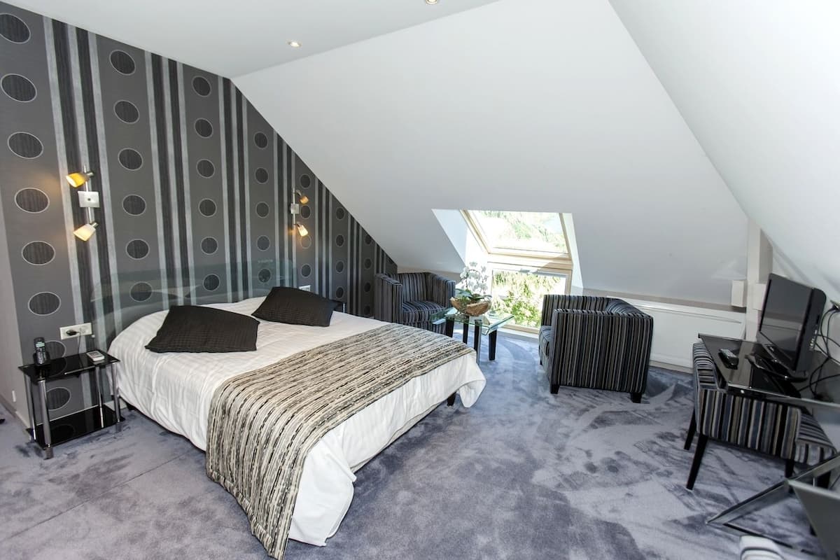 Economy Double Room | In-room safe, desk, soundproofing, iron/ironing board