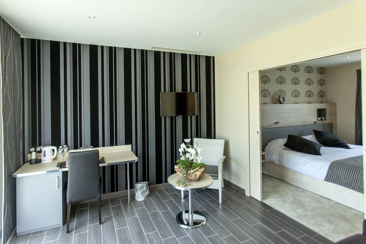 Classic Double Room (Shower) | In-room safe, desk, soundproofing, iron/ironing board