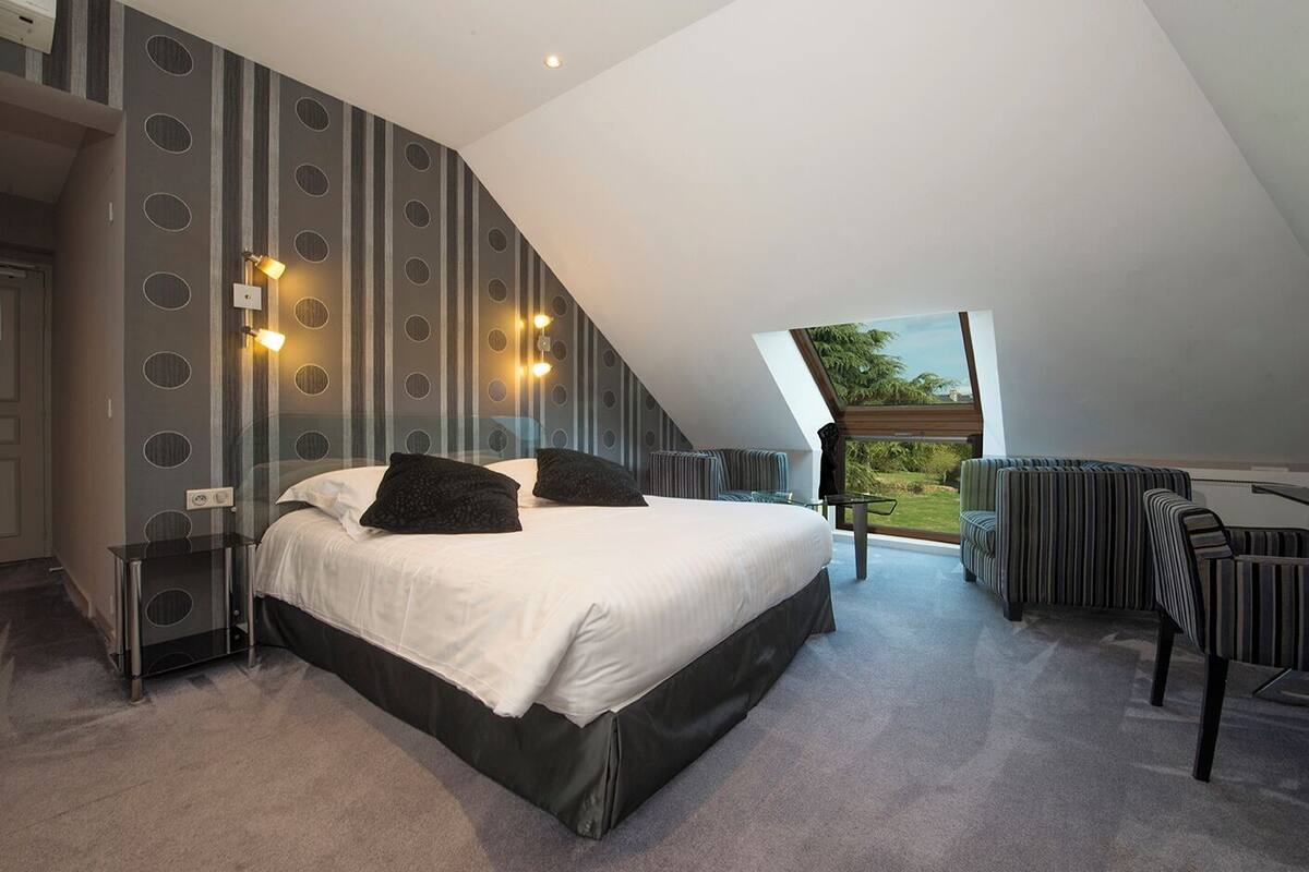 Standard Room | In-room safe, desk, soundproofing, iron/ironing board