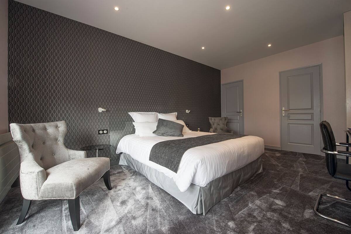 Classic Double Room (Shower) | In-room safe, desk, soundproofing, iron/ironing board