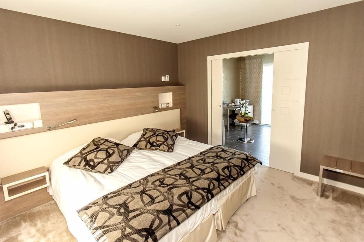 In-room safe, desk, soundproofing, iron/ironing board