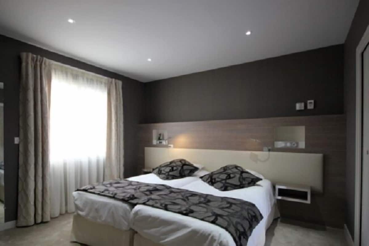Standard Room | In-room safe, desk, soundproofing, iron/ironing board