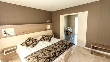 Standard-huone | Tallelokero huoneessa, työpöytä, äänieristys, silitysrauta/-lauta