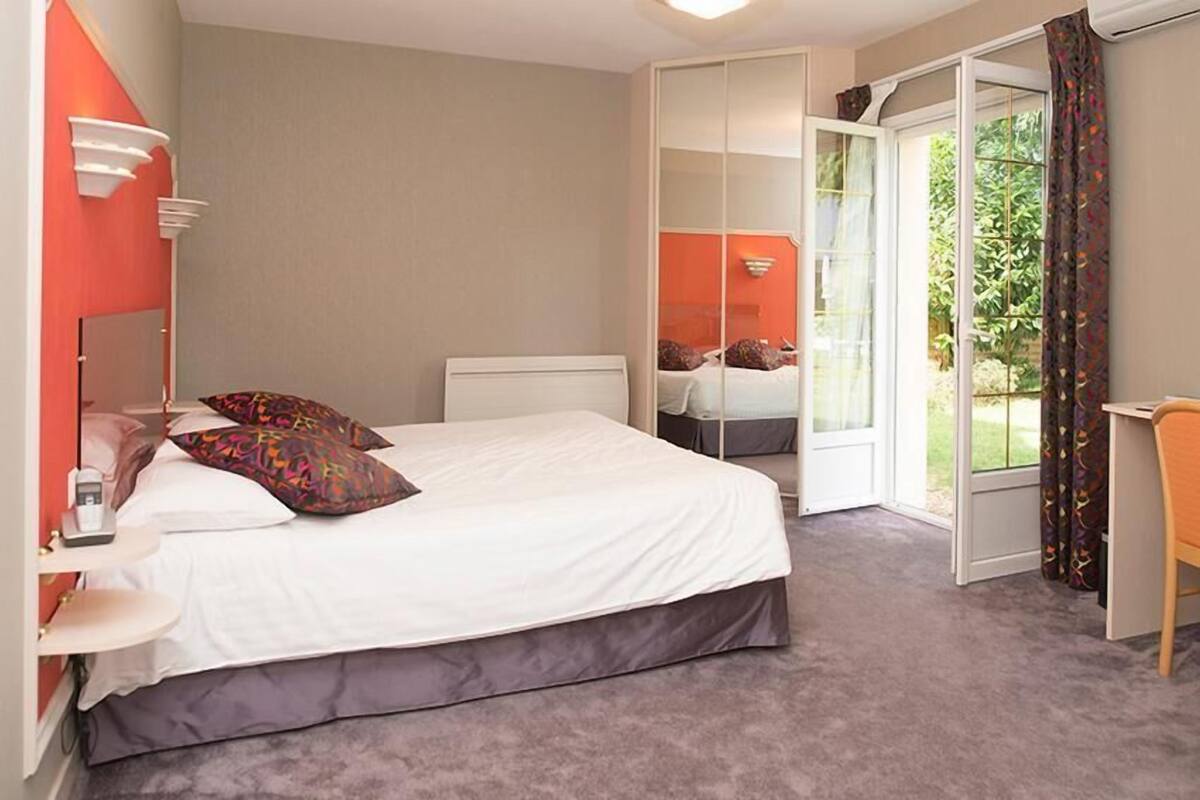 In-room safe, desk, soundproofing, iron/ironing board