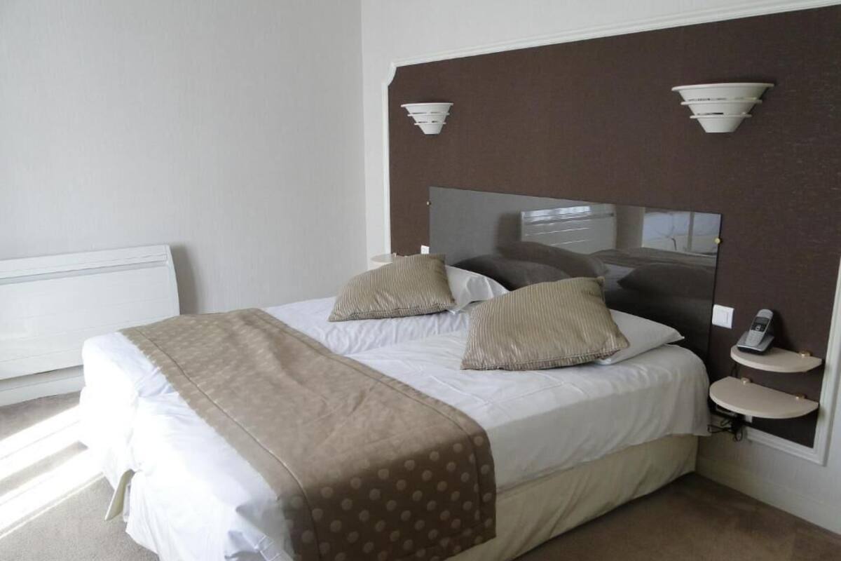 Comfort Room, 2 Single Beds | In-room safe, desk, soundproofing, iron/ironing board
