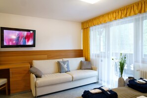 Family Room | Minibar, in-room safe, desk, free WiFi