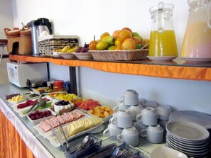 Free daily buffet breakfast