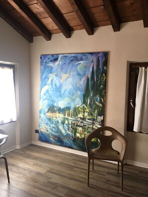 Appartamento con 1 Camera da Letto | Oppholdsområde | En 32-tommers Flatskjerm-TV med Parabol-TV samt TV