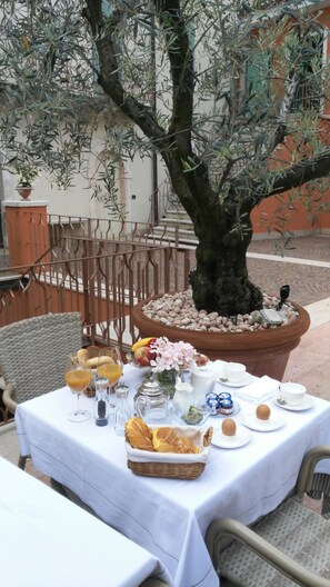 Breakfast meal - Corte San Luca Apartments (Bardolino)