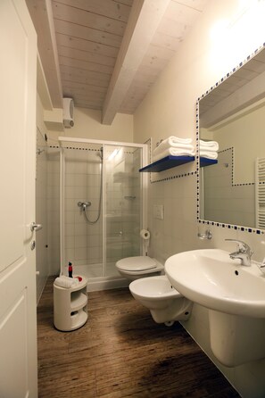 Superior tweepersoonskamer | Badkamer | Een douche, gratis toiletartikelen, een haardroger, een bidet