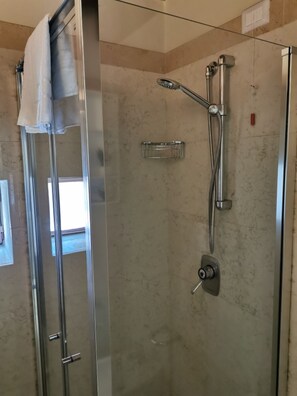 Monolocale Deluxe | Bathroom | Shower, free toiletries, hair dryer, bidet - Corte San Luca Apartments (Bardolino)