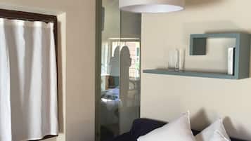 Appartamento con 1 Camera da Letto | Living area | 32-inch flat-screen TV with satellite channels, TV