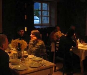 Petit-déjeuner, déjeuner et dîner servis sur place, vue sur le jardin