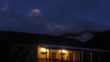 Fassade der Unterkunft – Abend/Nacht