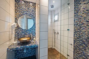 Tripla Standard | Bagno | Doccia, set di cortesia gratuito, asciugacapelli, asciugamani