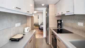 Familienapartment | Eigene Küche | Kühlschrank, Wasserkocher mit Kaffee-/Teezubehör, Wasserkocher