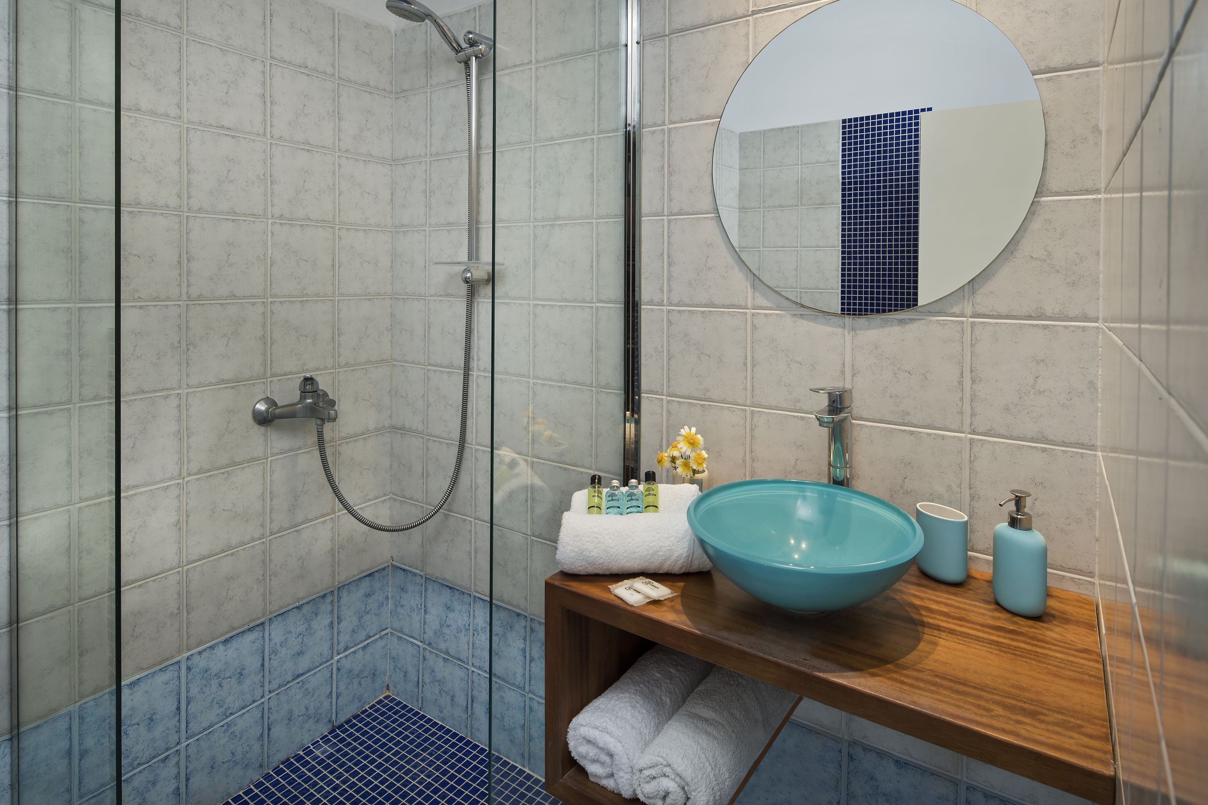 shower, free toiletries, hair dryer, towels