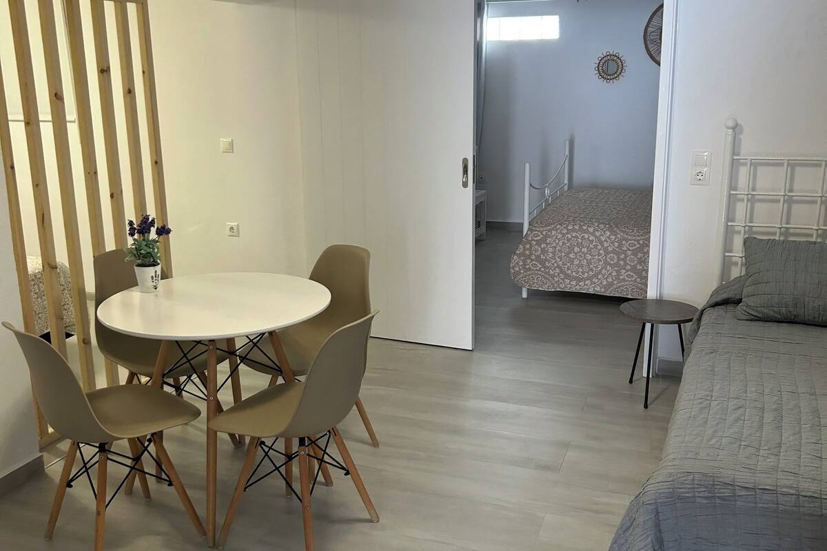 Familieleilighet | Minibar, safe på rommet, lydisolert og strykejern/-brett