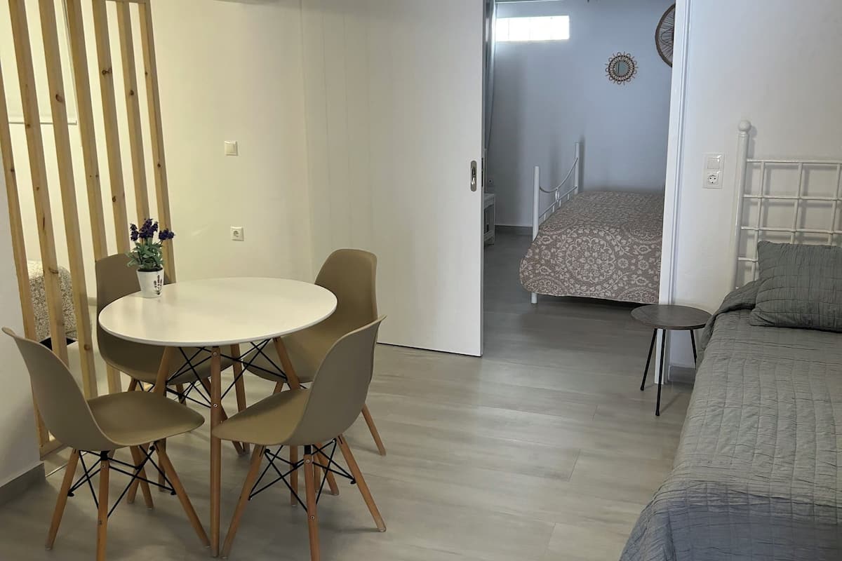 Appartamento familiare | Minibar, una cassaforte in camera, una scrivania, insonorizzazione