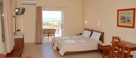 Superior-Studio, Meerblick (First floor) | Zimmersafe, Schreibtisch, schallisolierte Zimmer, Bügeleisen/Bügelbrett