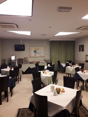 Se ofrece un desayuno bufé (8 EUR por persona)